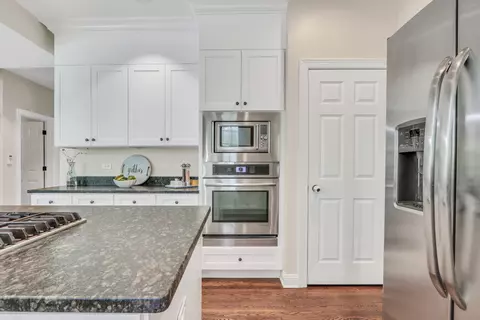 Kitchen - 1156 Vineyard Dr, Gurnee, IL 60031 photo 6 of 6