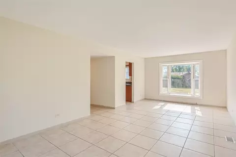 Living - 581 Hillcrest Ct, Hoffman Estates, IL 60169 photo 1 of 2