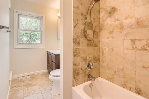Bath - 581 Hillcrest Ct, Hoffman Estates, IL 60169 photo 4 of 4