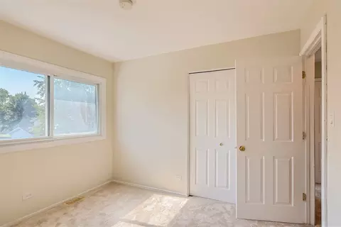 Bedroom - 581 Hillcrest Ct, Hoffman Estates, IL 60169 photo 6 of 6