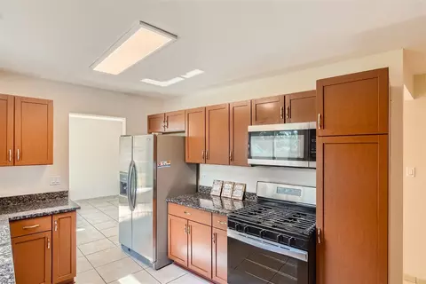 Kitchen - 581 Hillcrest Ct, Hoffman Estates, IL 60169 photo 3 of 3