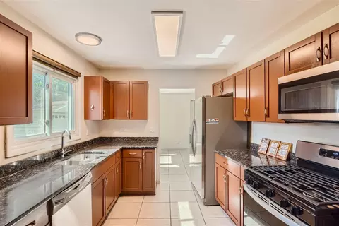 Kitchen - 581 Hillcrest Ct, Hoffman Estates, IL 60169 photo 1 of 3