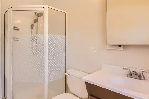 Bath - 581 Hillcrest Ct, Hoffman Estates, IL 60169 photo 3 of 4