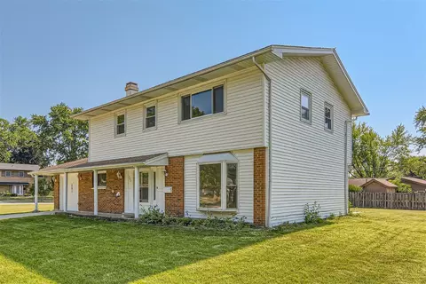 Exterior - 581 Hillcrest Ct, Hoffman Estates, IL 60169 photo 2 of 7
