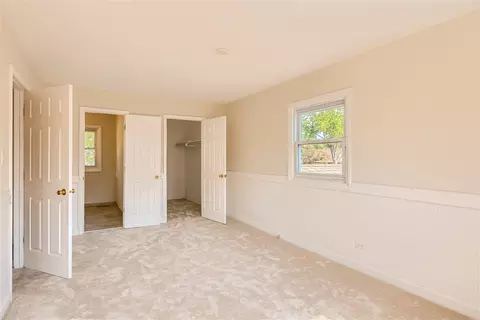 Bedroom - 581 Hillcrest Ct, Hoffman Estates, IL 60169 photo 3 of 6