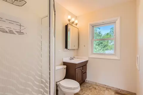 Bath - 581 Hillcrest Ct, Hoffman Estates, IL 60169 photo 2 of 4
