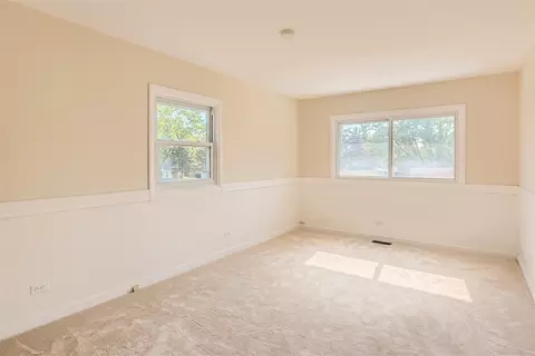 Bedroom - 581 Hillcrest Ct, Hoffman Estates, IL 60169 photo 1 of 6
