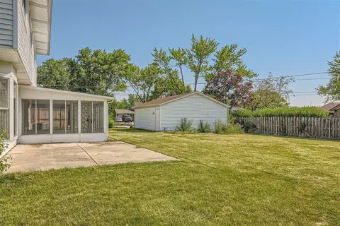 Exterior - 581 Hillcrest Ct, Hoffman Estates, IL 60169 photo 6 of 7