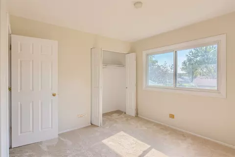 Bedroom - 581 Hillcrest Ct, Hoffman Estates, IL 60169 photo 5 of 6