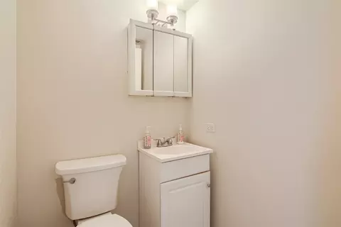 Bath - 581 Hillcrest Ct, Hoffman Estates, IL 60169 photo 1 of 4