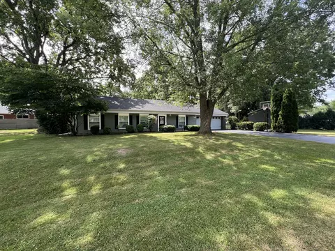 2133 Heather Rd, Geneva, IL 60134