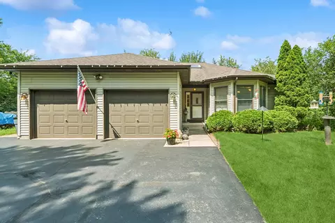 5605 Hawthorne Ln, Crystal Lake, IL 60014