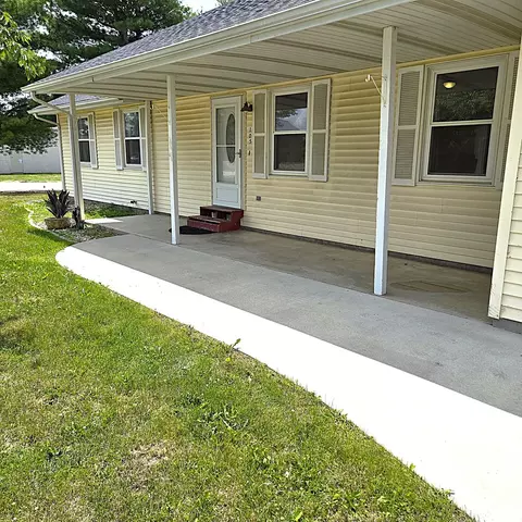Exterior - 105 S Delane Dr, Heyworth, IL 61745 photo 4 of 8
