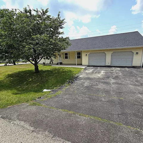 105 S Delane Dr, Heyworth, IL 61745