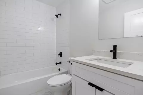 Bath - 669 Ludlow Ave, Elgin, IL 60120 photo 1 of 1