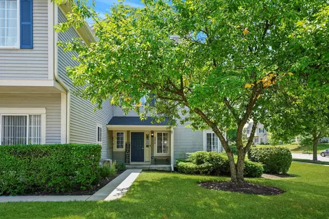 327 Windsor Ct #B, South Elgin, IL 60177