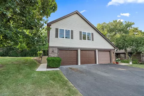 90 Pine Cir, Cary, IL 60013