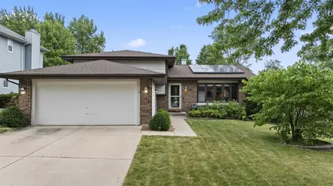 302 Terry Ln, Bloomingdale, IL 60108
