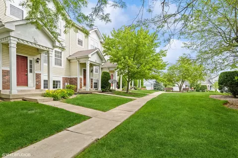 605 Holiday Ln, Hainesville, IL 60073