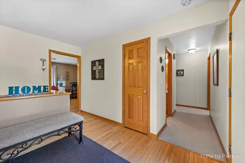 Entry Way - 1000 Chippewa Dr, Elgin, IL 60120 photo 3 of 4