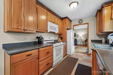 Kitchen - 1000 Chippewa Dr, Elgin, IL 60120 photo 2 of 3
