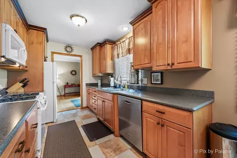 Kitchen - 1000 Chippewa Dr, Elgin, IL 60120 photo 1 of 3