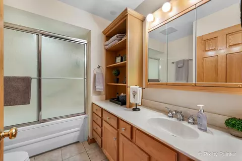 Bath - 1000 Chippewa Dr, Elgin, IL 60120 photo 2 of 3