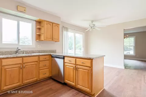 1665 Apache Dr, Naperville, IL 60563 photo 5