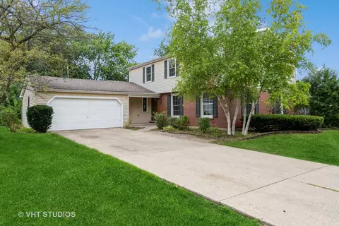 1665 Apache Dr, Naperville, IL 60563