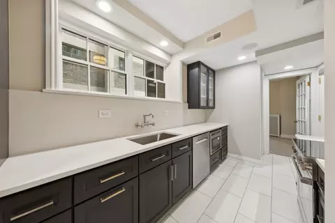 210 E Pearson St #9C, Chicago, IL 60611 photo 9