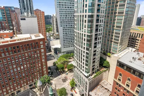 111 E Chestnut St #26B, Chicago, IL 60611 photo 3