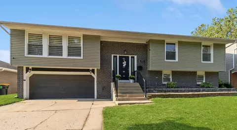 1512 N Green Meadows Blvd, Streamwood, IL 60107