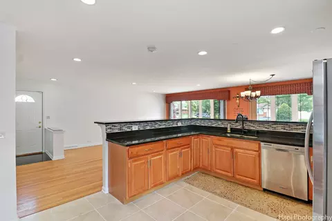 842 Timothy Ln, Des Plaines, IL 60016 photo 9