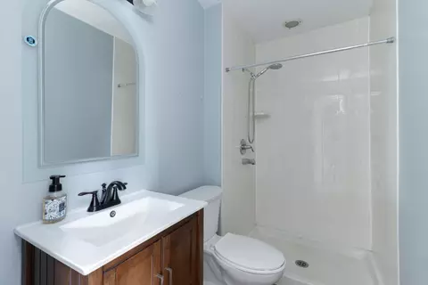 Bath - 107 Hammitt Dr, Normal, IL 61761 photo 3 of 4