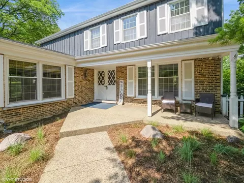 200 Red Barn Ln, Barrington, IL 60010
