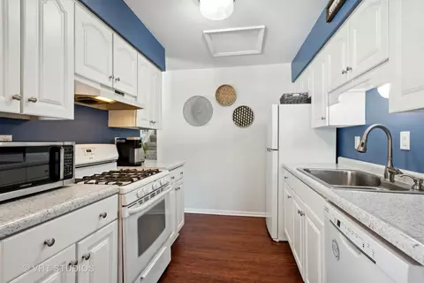 Kitchen - 1651 Timber Trl, Wheaton, IL 60189 photo 2 of 2