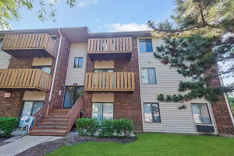 720 Prescott Dr #111, Roselle, IL 60172