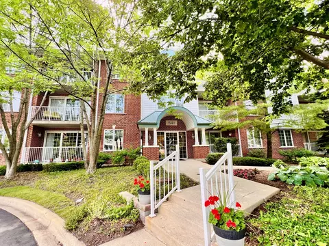 541 N Hough St #305, Barrington, IL 60010