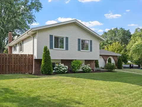 1133 Huntleigh Dr, Naperville, IL 60540