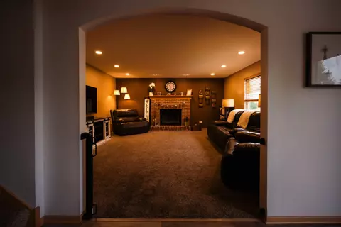 Living - 712 Lighthouse Dr, Ottawa, IL 61350 photo 2 of 3