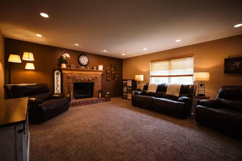 Living - 712 Lighthouse Dr, Ottawa, IL 61350 photo 3 of 3