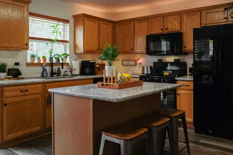 Kitchen - 712 Lighthouse Dr, Ottawa, IL 61350 photo 2 of 2