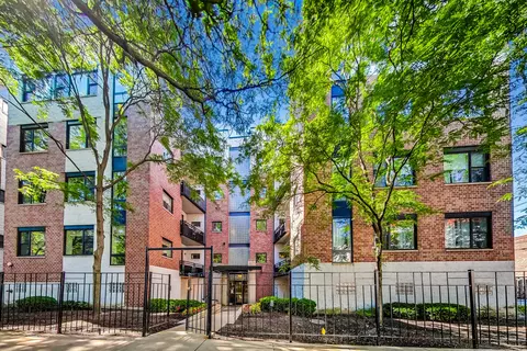 2337 W Wolfram St #215, Chicago, IL 60618