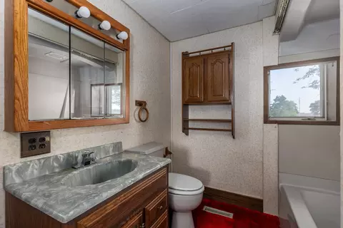 Bath - 2991 E 2150th Rd, Ottawa, IL 61350 photo 1 of 2