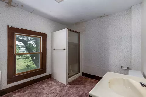 Bath - 2991 E 2150th Rd, Ottawa, IL 61350 photo 2 of 2