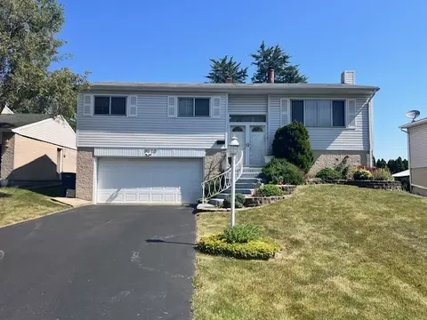 9020 Forest Dr, Hickory Hills, IL 60457