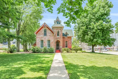 404 S Charter St, Monticello, IL 61856