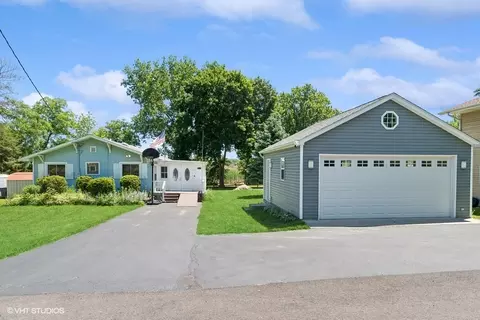 28031 N Hickory Ln, Wauconda, IL 60084