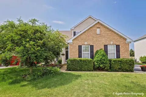 2005 Serenity Ln, Woodstock, IL 60098