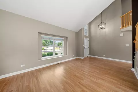 Living - 1506 Pheasant Landing Dr, Plainfield, IL 60586 photo 2 of 4